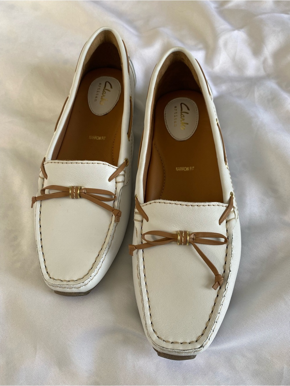Clarks White Leather Women’s Moccasin Loafers with Brown Bow